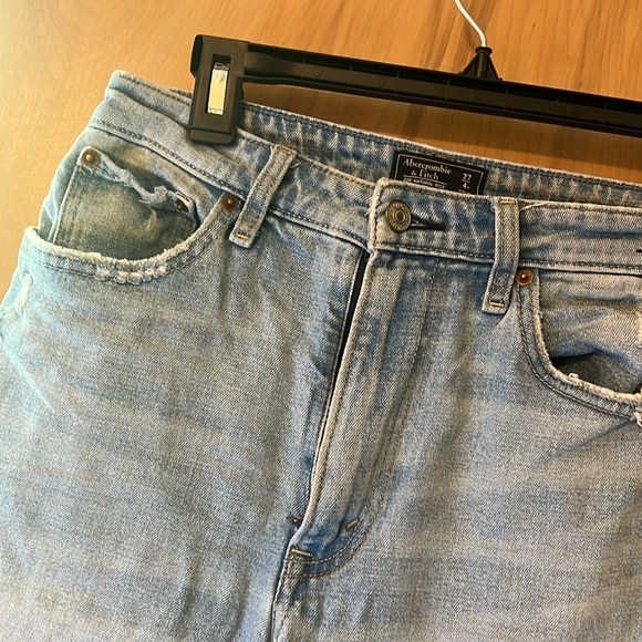 Abercrombie and Fitch Zoe Natural Rise Ankle Straight - Picture 2 of 3